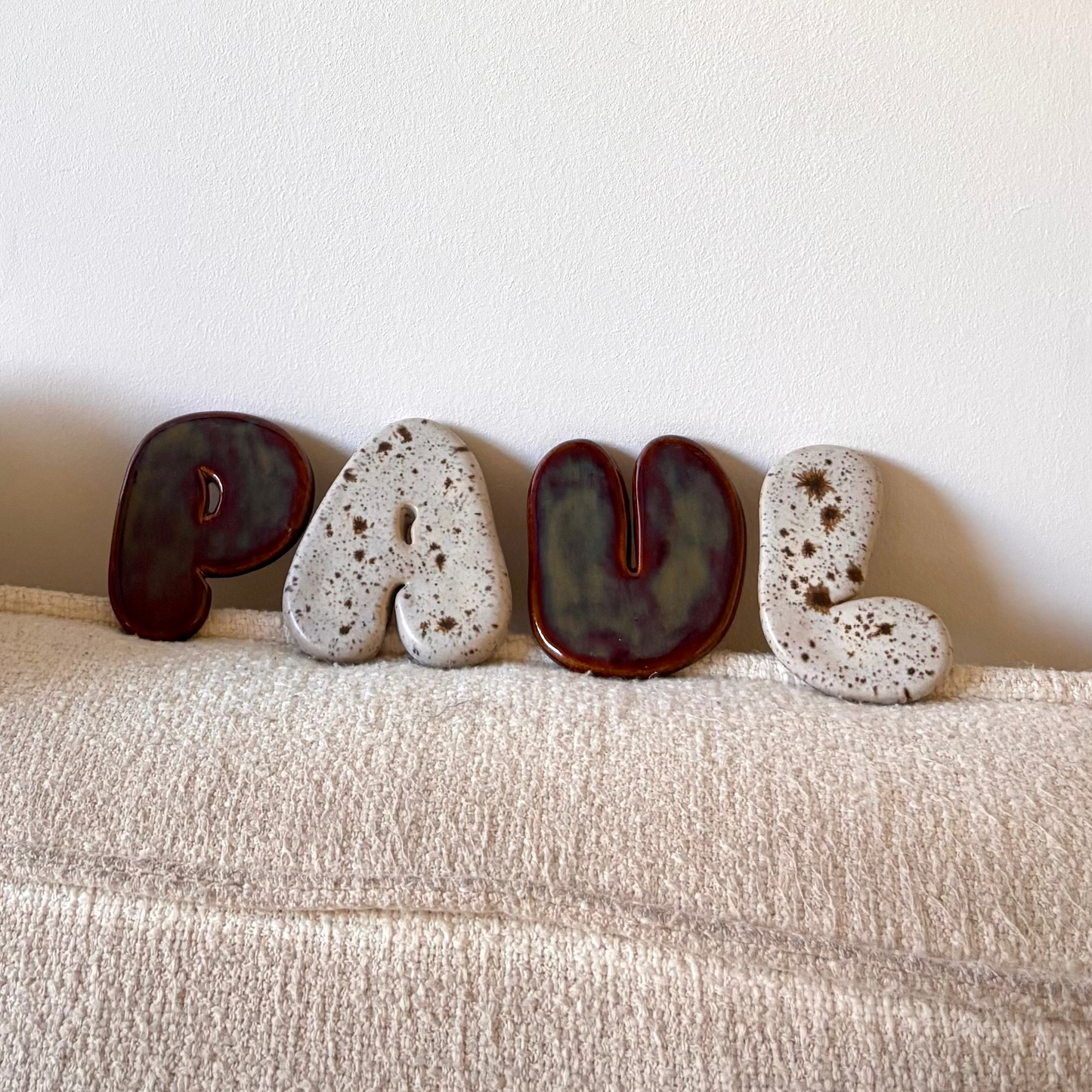 Lettres avec émaux spéciaux